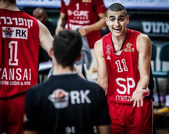 ים מדר בחלוקי דעות מול השופט // צילום: עודד קרני